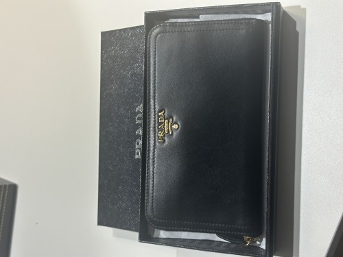 [새제품] 프라다 메탈 로고 소프트카프 장지갑